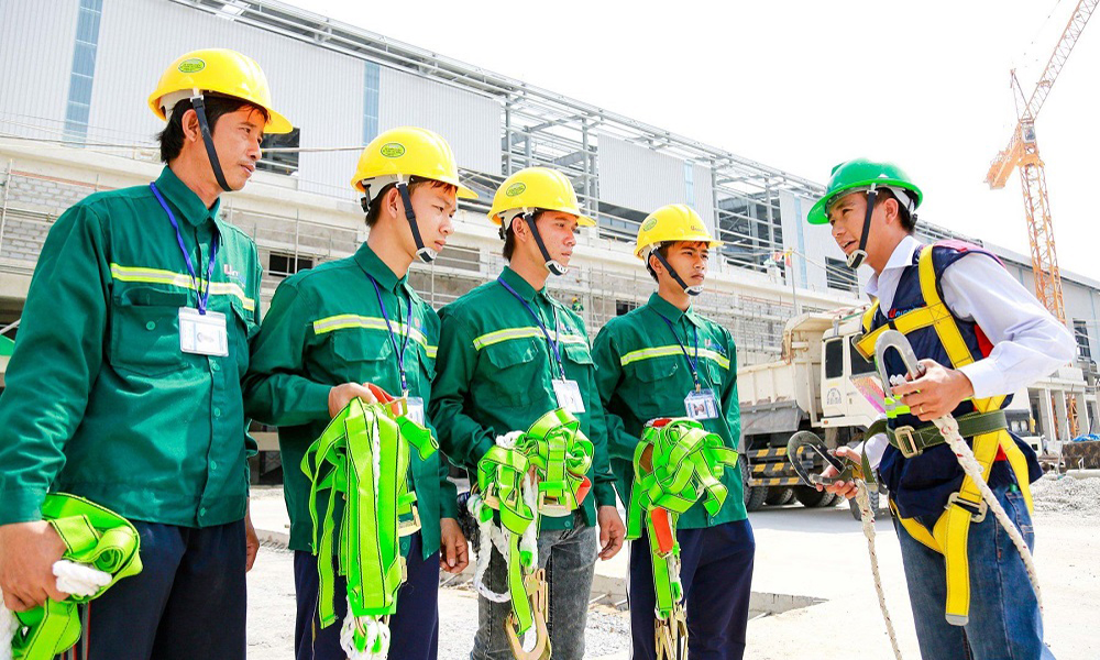 SỬ DỤNG PHƯƠNG TIỆN BẢO VỆ CÁ NHÂN ĐẢM BẢO AN TOÀN LAO ĐỘNG